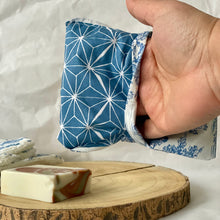 Charger l&#39;image dans la galerie, Pochette de Voyage Toile de Jouy – Étanche &amp; Idéale pour Savon Solide