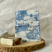 Charger l&#39;image dans la galerie, Pochette de Voyage Toile de Jouy – Étanche &amp; Idéale pour Savon Solide