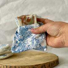 Charger l&#39;image dans la galerie, Pochette de Voyage Toile de Jouy – Étanche &amp; Idéale pour Savon Solide