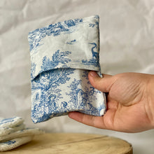 Charger l&#39;image dans la galerie, Pochette de Voyage Toile de Jouy – Étanche &amp; Idéale pour Savon Solide