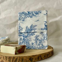 Charger l&#39;image dans la galerie, Pochette de Voyage Toile de Jouy – Étanche &amp; Idéale pour Savon Solide