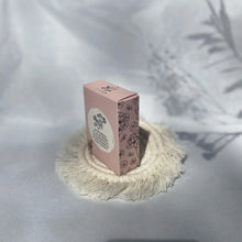 Charger l&#39;image dans la galerie, Savon surgras au lait de chèvre, géranium rosat et argile rouge - Le nom des fleurs